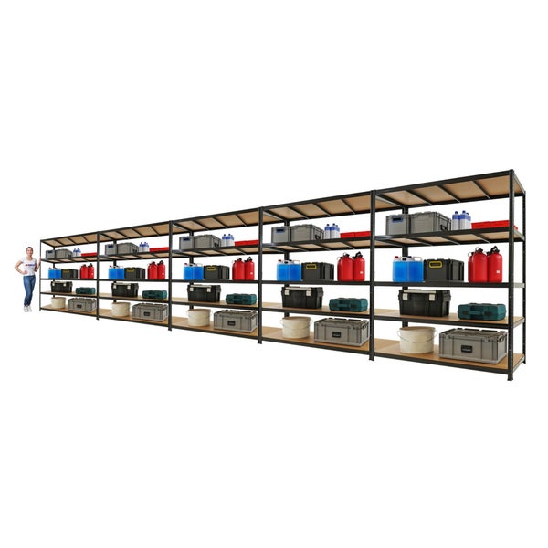 Schwarzes Weitspannregal aus Metall mit fünf Holzböden, organisiert mit Lagerboxen, Kanistern und Werkzeugkoffern.
