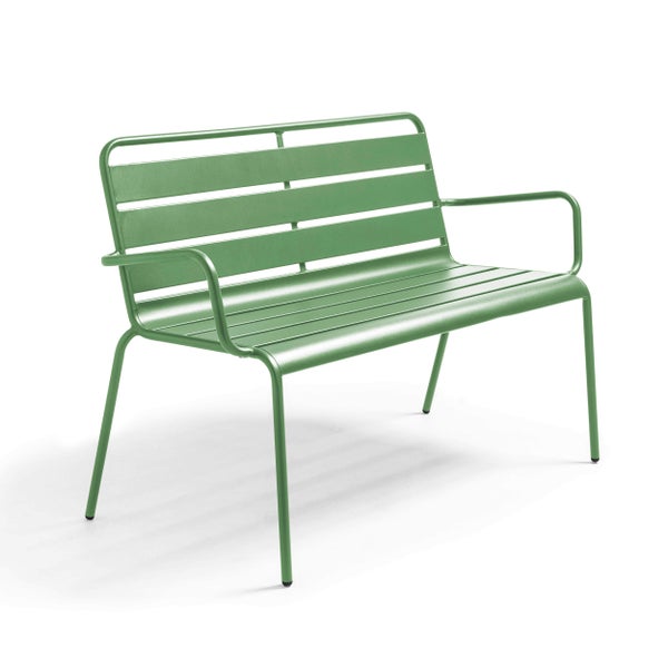 Grüne Gartenbank aus Metall mit Sitzfläche und Rückenlehne aus Latten sowie Armlehnen.