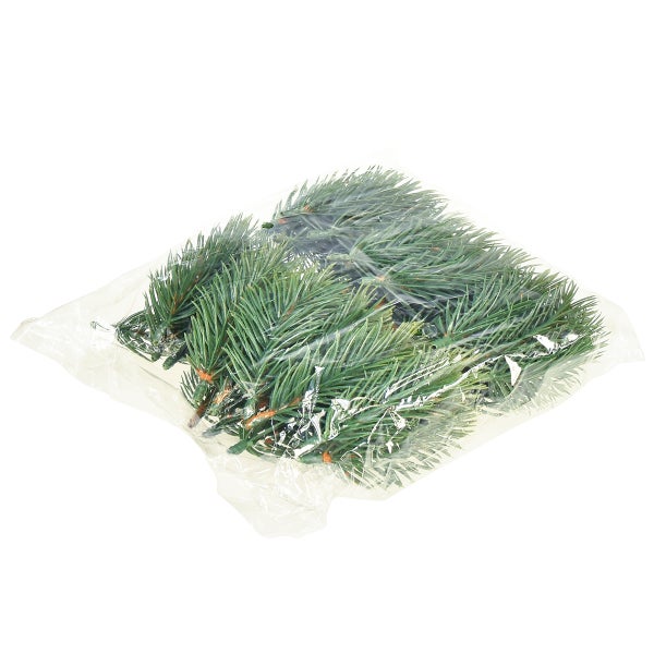 Künstliche Tannenzweige verpackt in einem Klarsichtbeutel für Weihnachtsdekorationen und Bastelarbeiten.