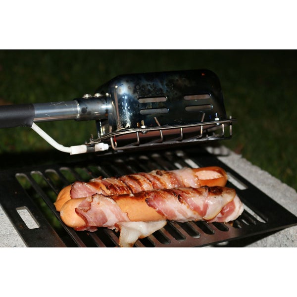 Unkrautbrenner zum Grillen von Würstchen mit Speck