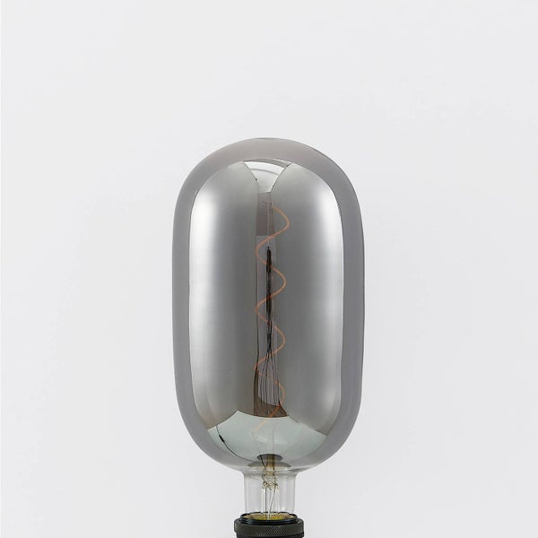 LED-Filament-Leuchtmittel in ovaler Form mit rauchfarbenem Glas und sichtbarem spiralförmigem Glühfaden.