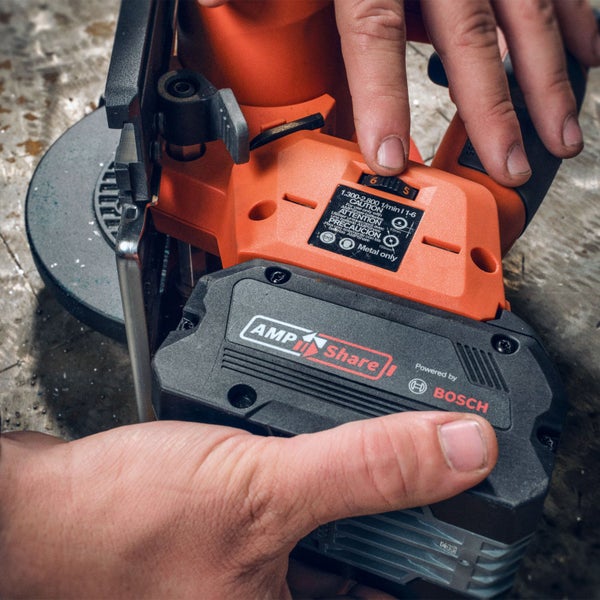 Metallsäge in Verwendung mit AMPShare Akku und Bosch Logo