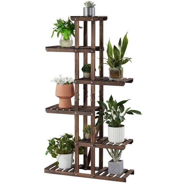 Mehrstöckiges Pflanzenregal aus Holz mit Pflanzen in Töpfen.