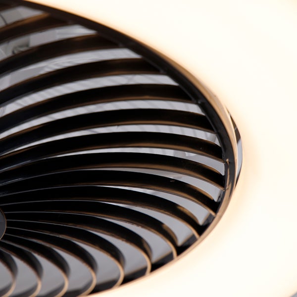 Detailansicht eines Deckenventilators mit integriertem LED Licht, schwarzen Lamellen und einem weißen Leuchtring.