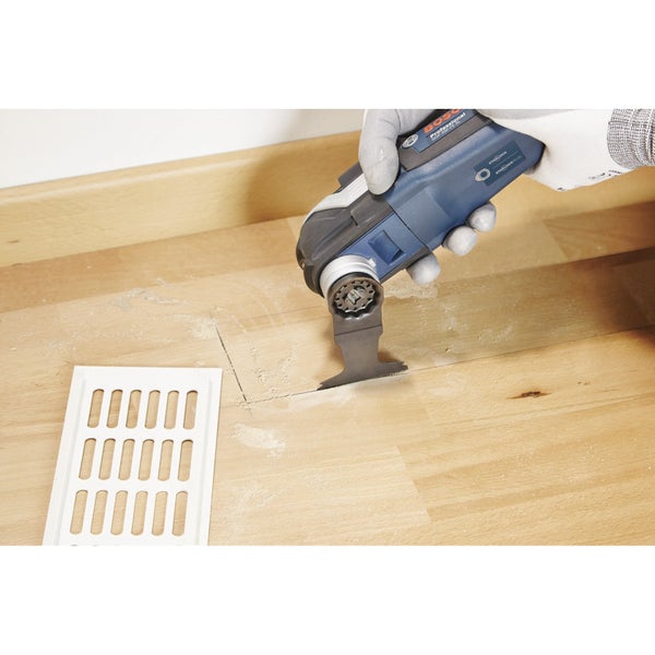 Multifunktionswerkzeug im Einsatz zum Schneiden von Holz