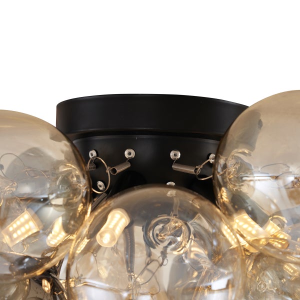 Deckenleuchte mit mehreren klaren Glühbirnen