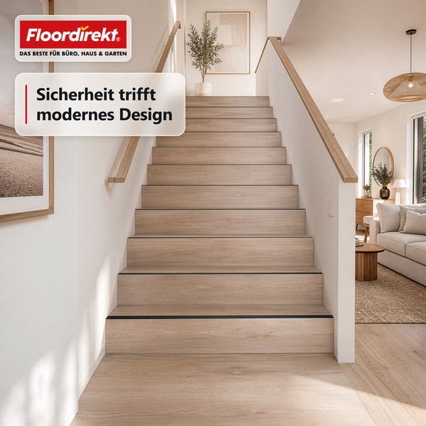 Moderne Holztreppe mit rutschfesten Treppenkantenprofilen in einem hellen Wohnbereich mit Floordirekt Logo.