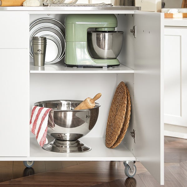 Küchenschrank mit Küchenmaschine, Schüsseln und Kochutensilien