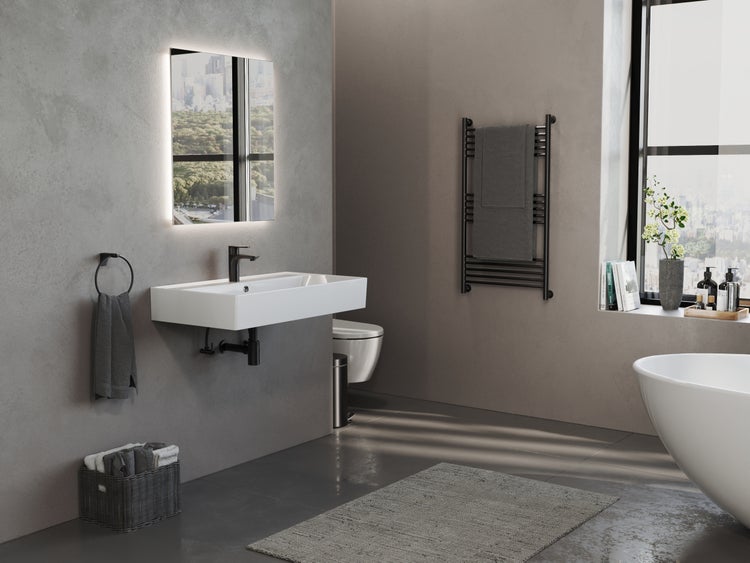 Modernes Badezimmer mit Waschbecken, Spiegel, Handtuchwärmer und Badewanne