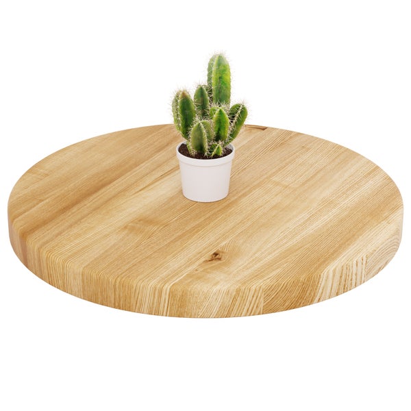 Runde Tischplatte aus Massivholz mit natürlicher Maserung und einem kleinen Kaktus in einem weißen Topf.