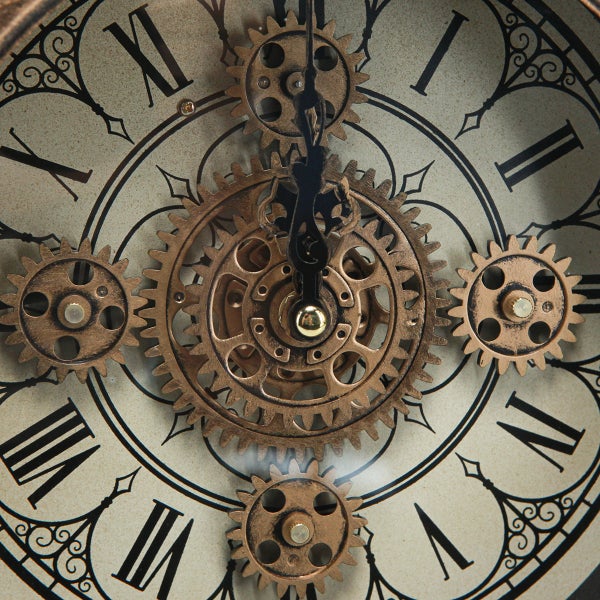 Detailansicht einer Uhr mit sichtbarem Uhrwerk und römischen Ziffern