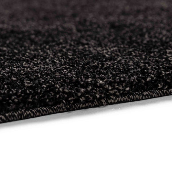 Hochflor-Teppich mit strukturierter Oberfläche und geketteltem Rand.