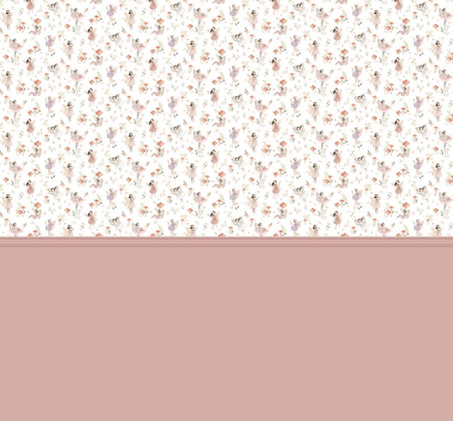 Tapete mit Feenmotiv und Blumenmuster kombiniert mit einer unteren Wandfläche in einheitlicher Optik für das Kinderzimmer.