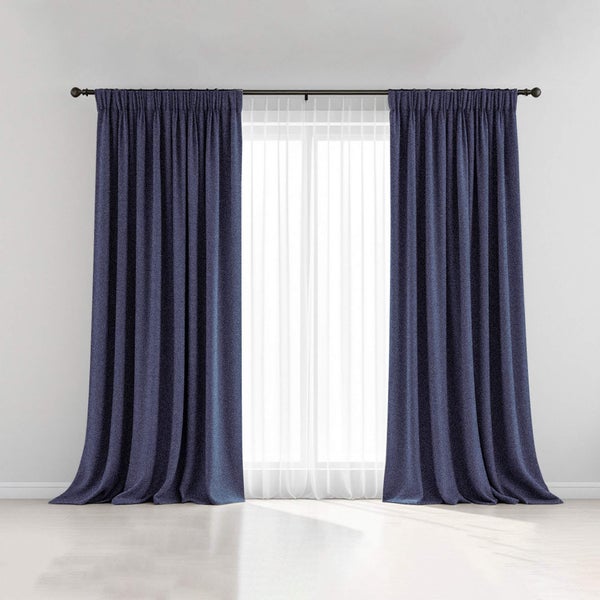 Dekorative Gardinen vor einem Fenster mit Vorhangstange