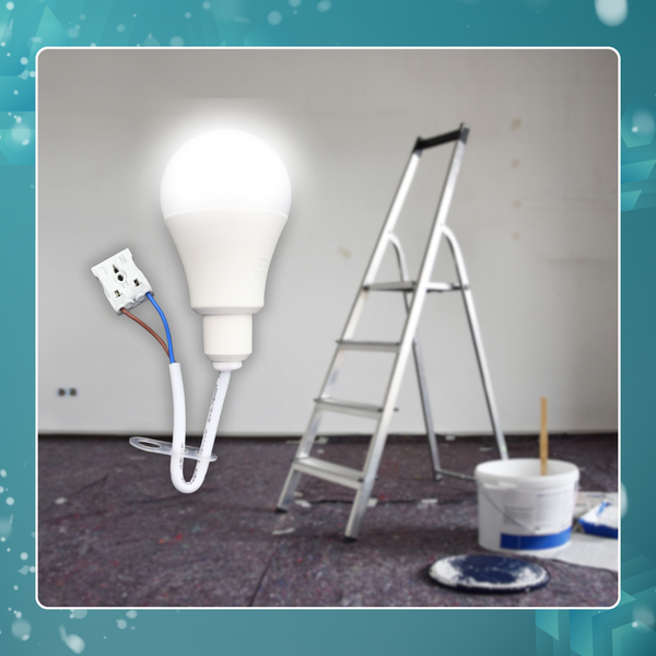 LED-Lampe mit Kabel und Stecker vor Leiter und Farbeimer