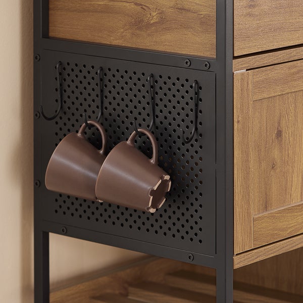 Detailaufnahme eines Küchenregals mit zwei braunen Tassen, die an Haken hängen