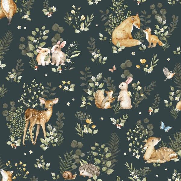Tapetenmuster mit Waldtieren im Aquarell-Stil mit Rehen, Füchsen, Hasen und Igeln zwischen verschiedenen Pflanzen und Blumen.