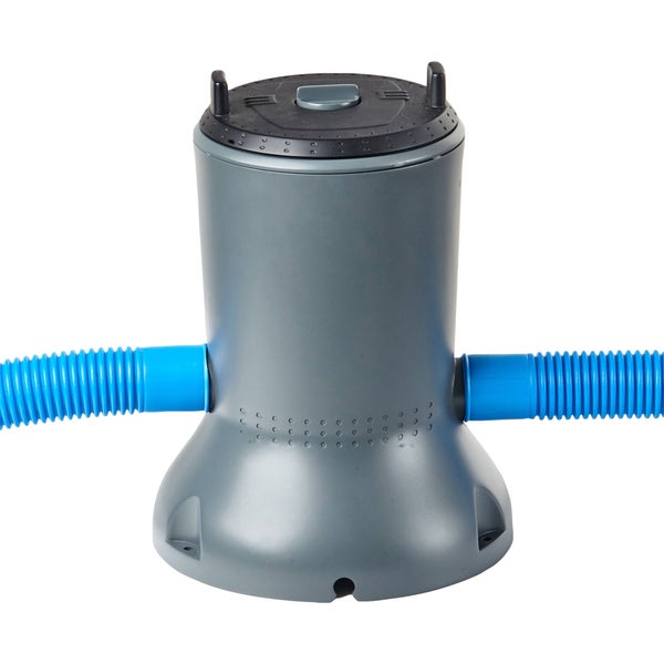 Graue Poolfilterpumpe aus Kunststoff mit zwei blauen Schläuchen und schwarzem Deckel.