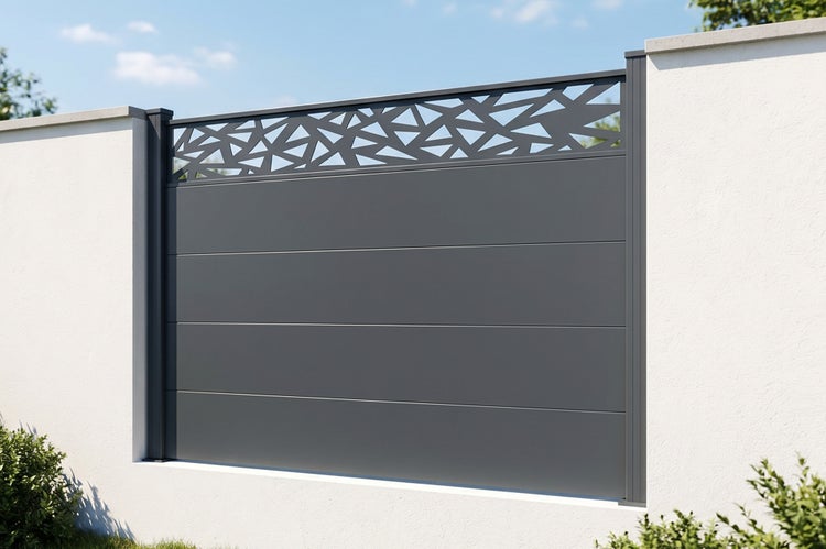 Moderner Sichtschutzzaun aus Metall mit geometrischem Dekorelement im oberen Bereich, montiert zwischen weißen Mauerpfosten im Außenbereich.