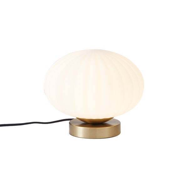Tischleuchte mit geripptem Schirm aus weißem Glas und einem runden Fuß in Messing-Optik.