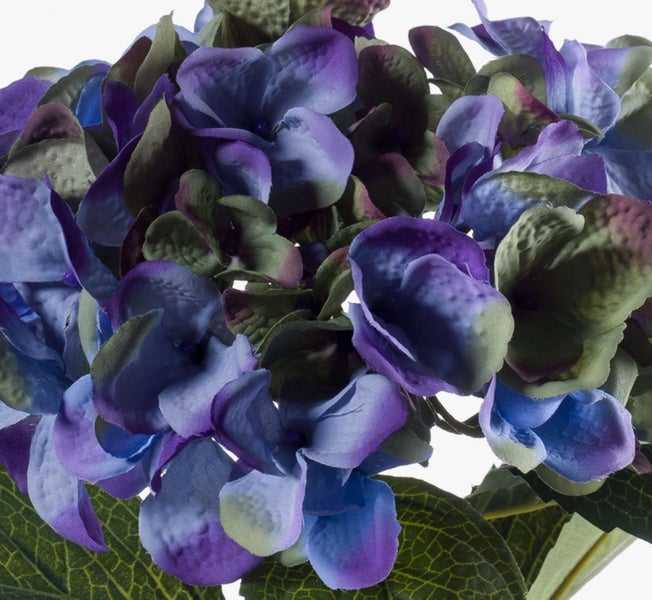 Künstliche lila Hortensie mit detailreichen Blüten und grünen Blättern.