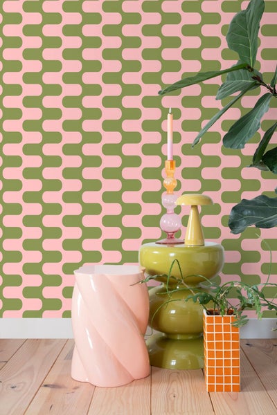 Szene mit geometrischer Tapete, dekorativen Beistelltischen, Kerzenständer und Zimmerpflanze