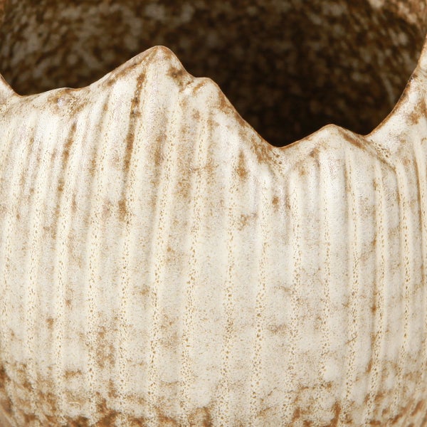 Nahaufnahme einer geriffelten Vase mit gezacktem Rand