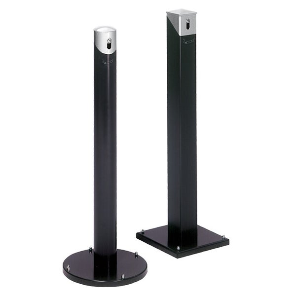 Schwarze Standascher aus Metall mit silbernen Details in runder und eckiger Form für den Außenbereich.