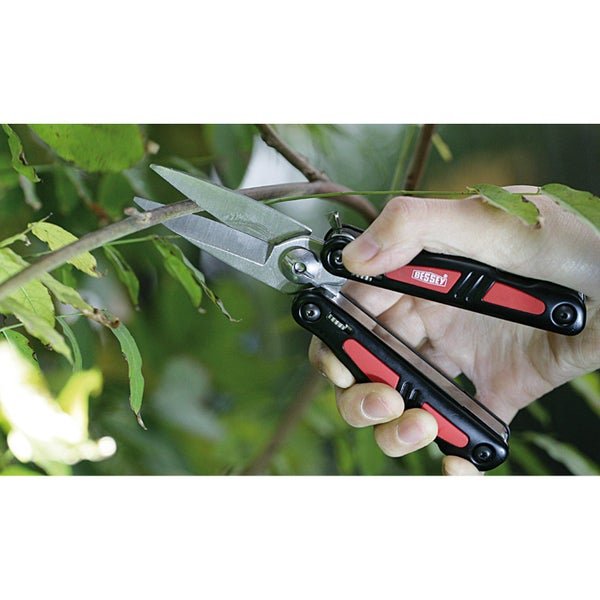 Gartenschere schneidet einen Zweig, Marke Bessey