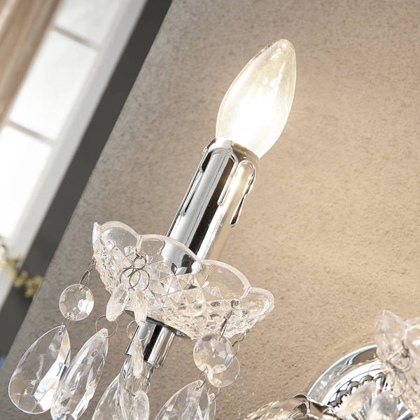 Detailaufnahme einer Wandleuchte mit Kristallelementen und Kerzenform