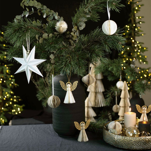 Festliche Dekoration mit Papiersternen, Papierengeln und Weihnachtsbäumen für eine stimmungsvolle Atmosphäre