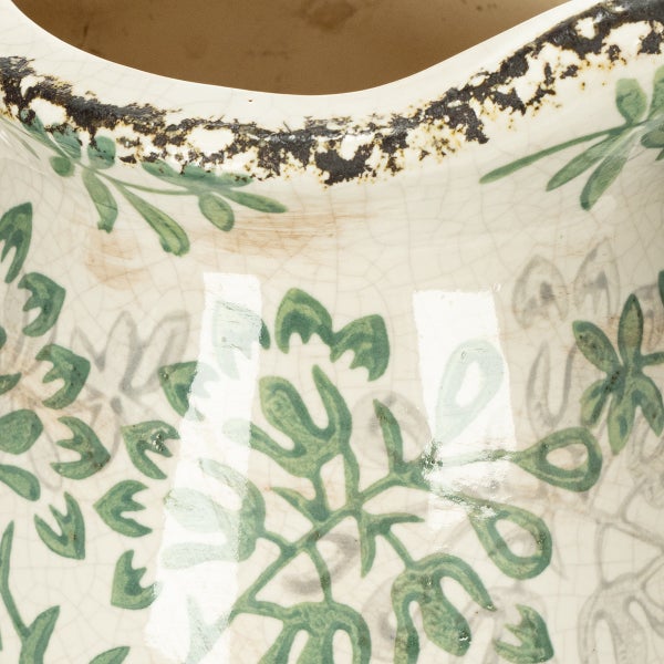 Detail einer Keramikvase mit grünem Blattmuster, Krakelee-Glasur und antik wirkendem Rand.