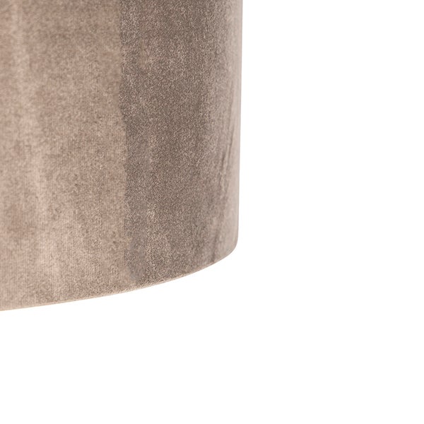 Detailansicht eines zylindrischen Lampenschirms aus samtigem Stoff.