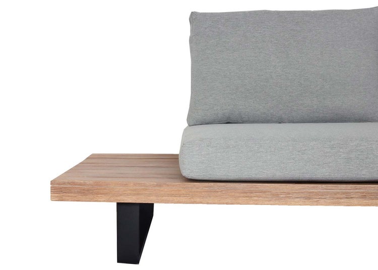 Loungesofa mit Holzgestell, grauen Kissen und schwarzen Metallfüßen.