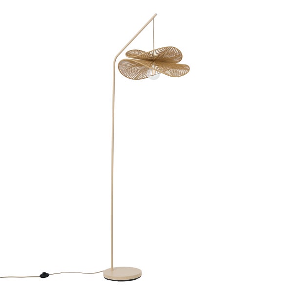 Moderne Bogenstehleuchte in Beige mit blütenförmigem Lampenschirm aus Naturfaser-Geflecht und Fußschalter.