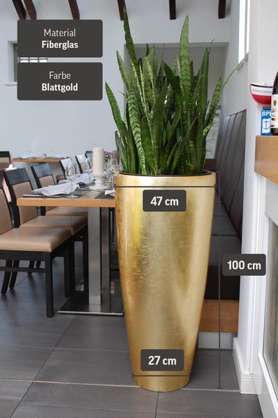 Hoher Fiberglas-Pflanzkübel, Blattgold, Höhe 100 Zentimeter, Durchmesser oben 47 Zentimeter, unten 27 Zentimeter, in einem modernen Esszimmer.