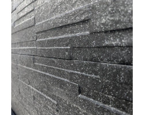 Nahaufnahme einer Wandverkleidung mit horizontalen Rillen.