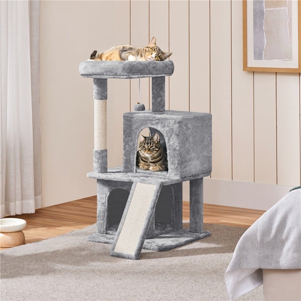 Grauer Kratzbaum mit zwei Katzen in einem hellen Raum