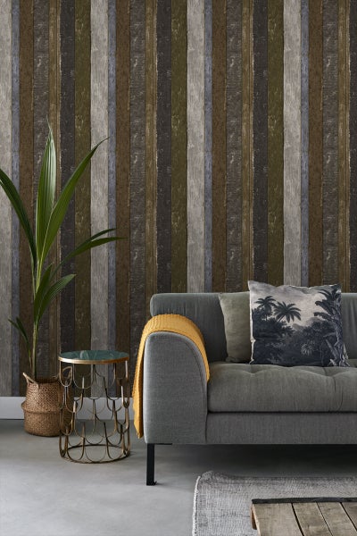 Wohnzimmer mit Holzpaneel-Tapete, Sofa, Pflanze und Beistelltisch