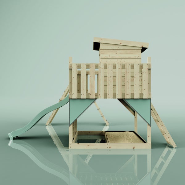 Kletterturm aus Holz mit Spielhaus, grüner Rutsche, integriertem Sandkasten und Kletterleiter.