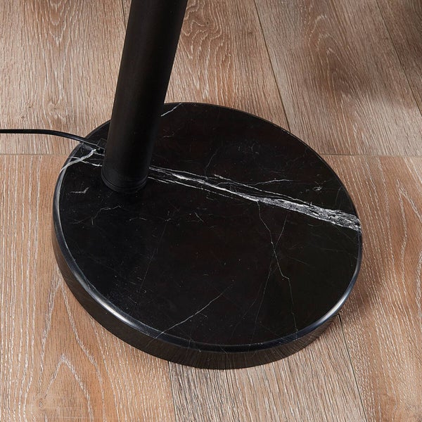 Detailaufnahme des Fußes einer Stehlampe aus Marmor.