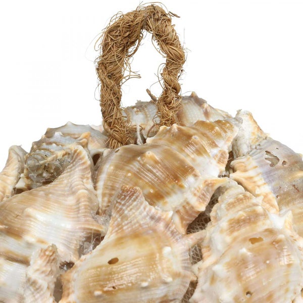 Dekorationsobjekt aus Muscheln mit Juteseilaufhängung