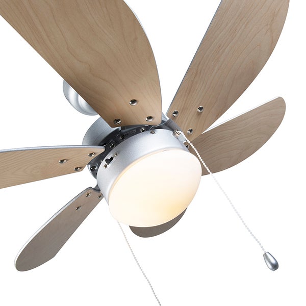 Deckenventilator mit Beleuchtung und Holzflügeln, gesteuert durch Zugschalter.