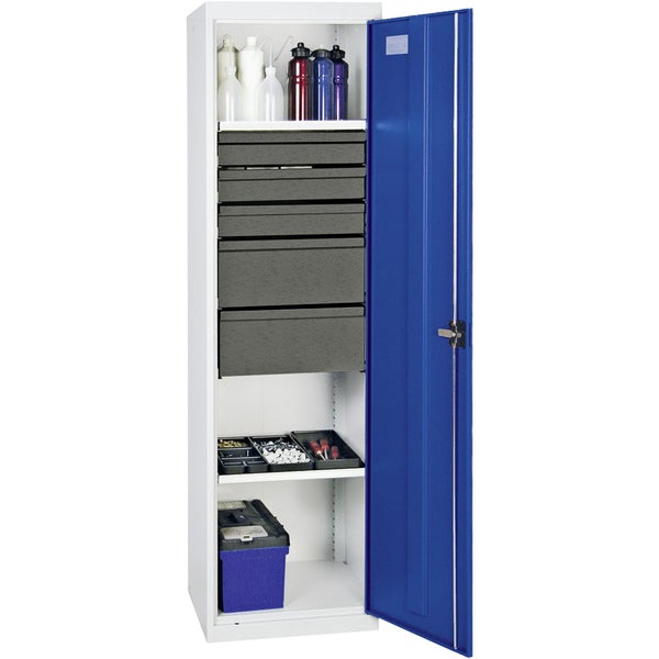 Schmaler Werkzeugschrank aus Metall mit offener blauer Tür, grauen Schubladen und Fachböden mit Werkzeugen und Flaschen.