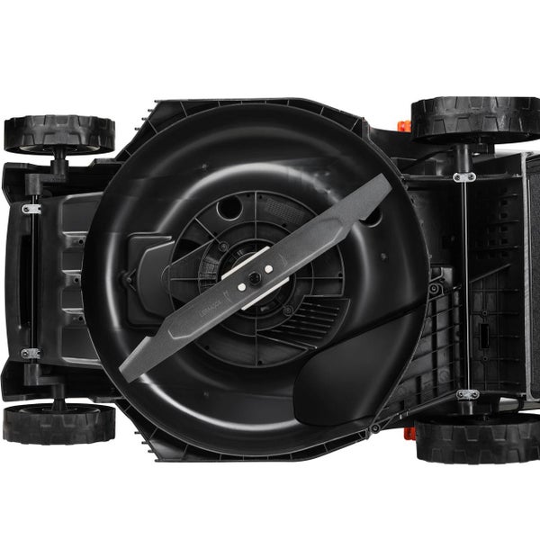 Unterseite eines Rasenmähers mit Messer