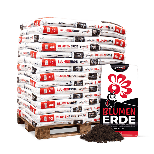 Palette mit 40 Liter Säcken Galamio Blumenerde torffrei und ein Haufen Erde im Vordergrund.