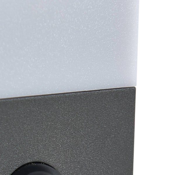 Detailansicht einer Außenleuchte mit strukturiertem weißem Lampenschirm und grauem Gehäuse.