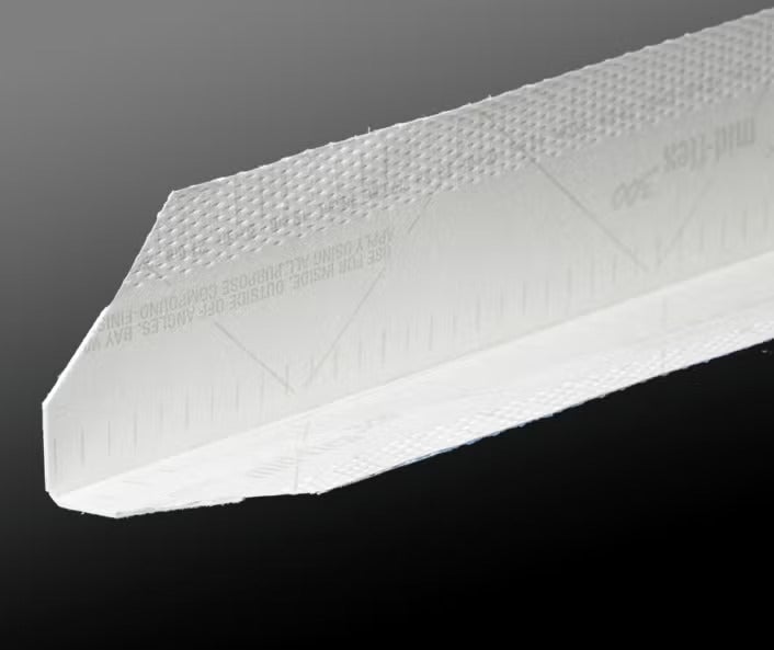 Mid Flex 300 Eckschutzprofil aus Kunststoff für Trockenbauarbeiten zur Verstärkung von Innenecken und Außenecken.
