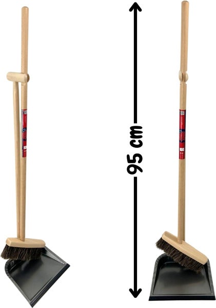 Kehrgarnitur mit langem Holzstiel, schwarzer Metallschaufel und dunklen Borsten, Gesamthöhe 95 Zentimeter.