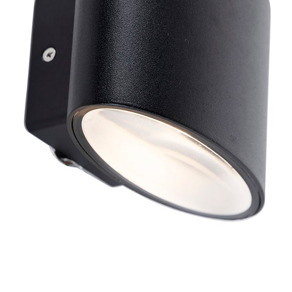 Detailansicht einer schwarzen zylindrischen Außenwandleuchte mit eingeschaltetem Licht und matter Oberfläche.